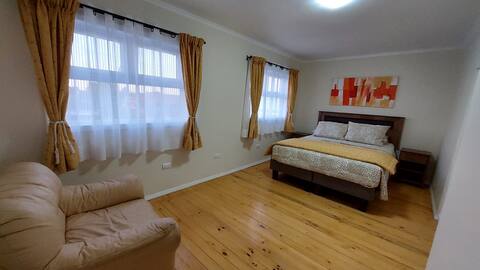 Cabin-style apartment, new and central.