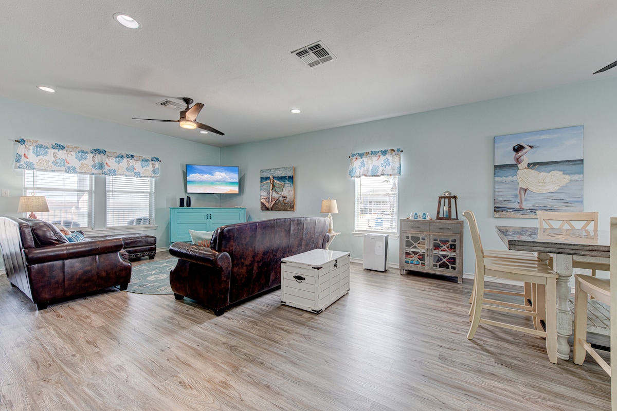 ห้องนั่งเล่นพร้อมเตียงควีนไซส์เมอร์ฟี่ 