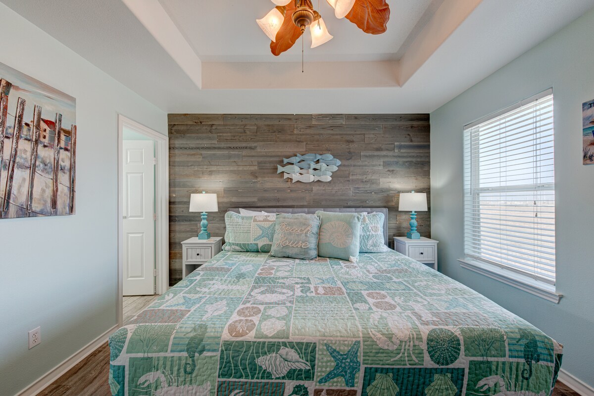 ห้องนอนใหญ่พร้อมเตียงขนาดคิงไซส์ห้องน้ำเต็มรูปแบบพร้อมฝักบัวอาบน้ำแบบวอล์คอิน 