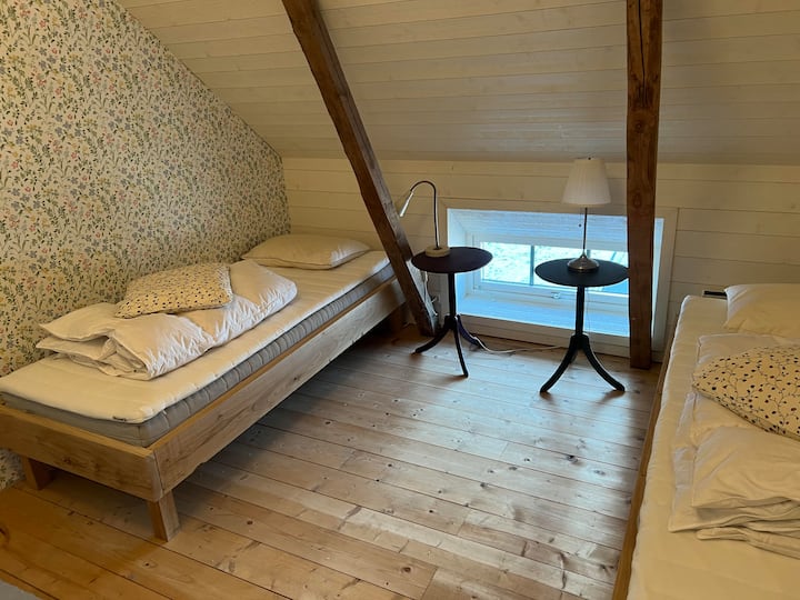 Kjo është dhoma e qershorit, me dy krevate tek  