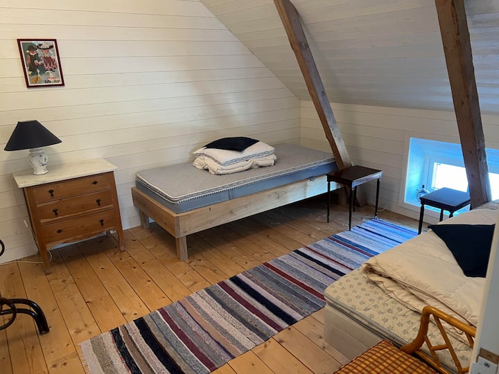 Marshoje dhomën me dy krevate tek