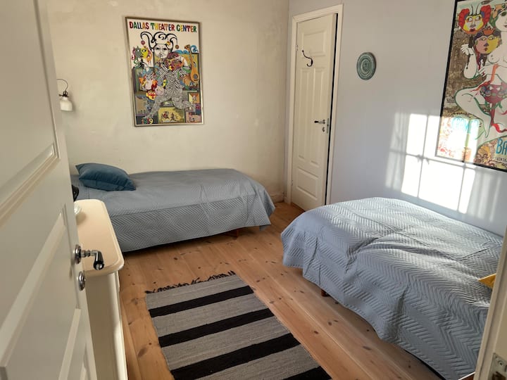 Dhomë Bjørn Wiinblad në katin përdhes me qasje në banjë/tualet privat.