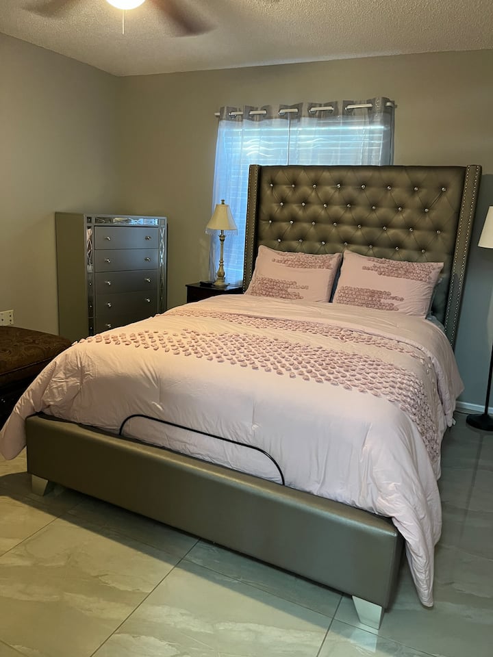 Segundo dormitorio con cama tamaño queen ajustable. TV con cable, vestidor y armario.