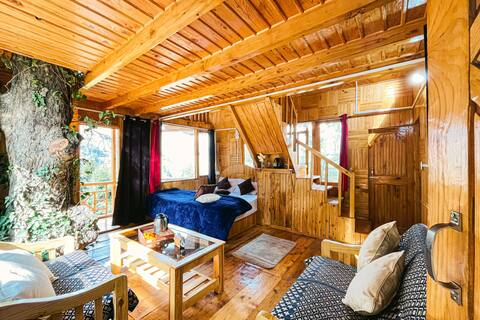 Majestic Treehouse with valley view, Jibhi