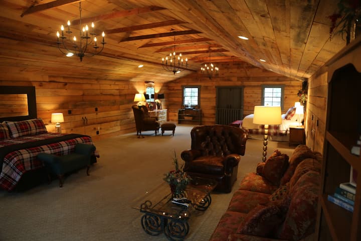 Просторното, но уютно пространство в родителската спалня на горния етаж включва 2 двойни легла и няколко места за сядане, за да се настаните и да се насладите на хубава книга. Двойните врати на всеки край могат да се отворят, за да пуснат чист въздух и да чуят чуруликането на птиците.