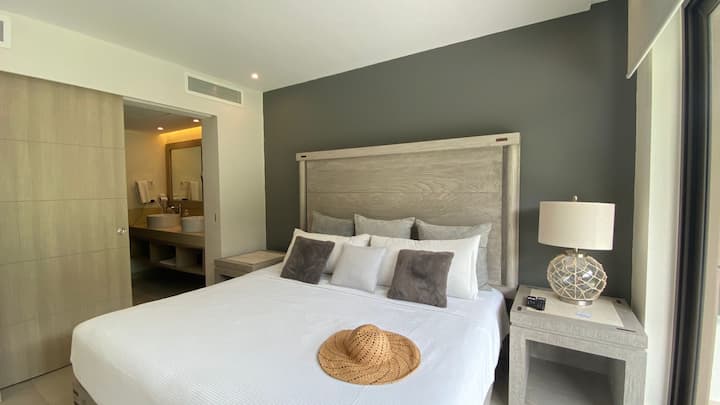 Მთავარი საძინებელი ცალკე სააბაზანოთი, გულუხვი შესასვლელი კარადით და პირდაპირ შესასვლელით ლამაზ ტერასაზე გამაგრილებელი აუზით - იდეალური დასვენება დასვენებისა და განტვირთვისთვის.