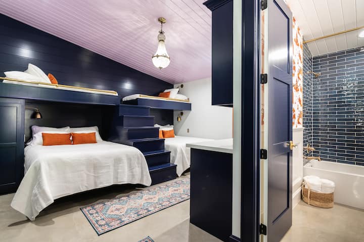 Bunk room with 2 queen beds and 2 twin beds