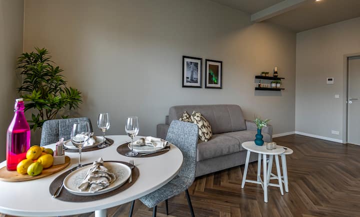 يندمج المطبخ وغرفة المعيشة في مساحة واحدة. Brautarholt 18. من المطبخ يمكنك الخروج إلى الشرفة وإلقاء نظرة على Hallgrímskirkju