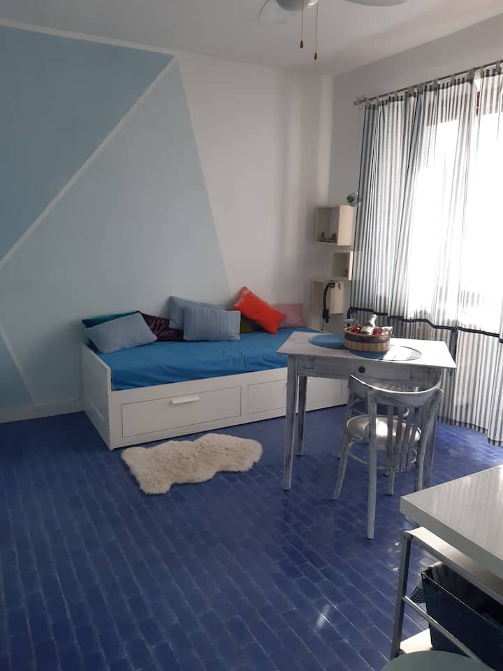 Kitanda kimoja ambacho kinaweza kubadilishwa kuwa kitanda cha watu wawili