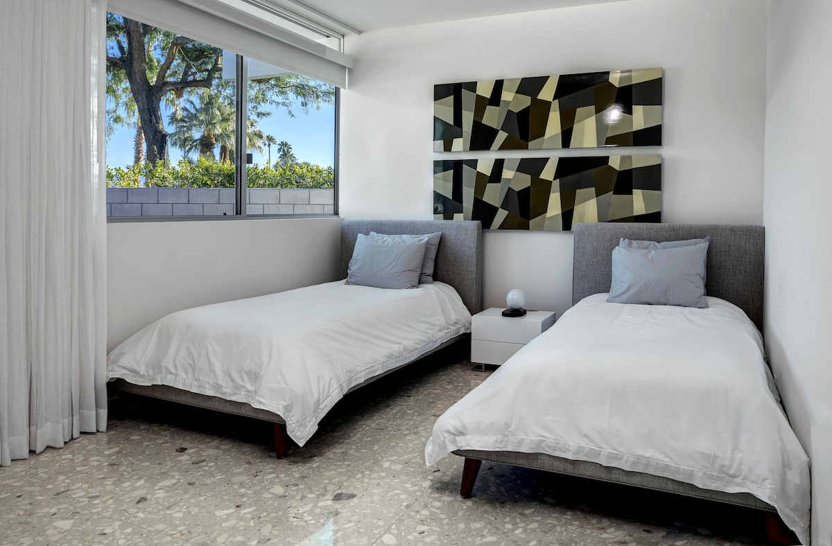 第三间卧室配有两张带软垫床头板的单人床，配有遮光百叶窗和滑动遮光窗帘，可控制黑暗，还有一张小桌椅、衣橱和55英寸Vizio智能电视以及带淋浴间的全功能卫生间。  