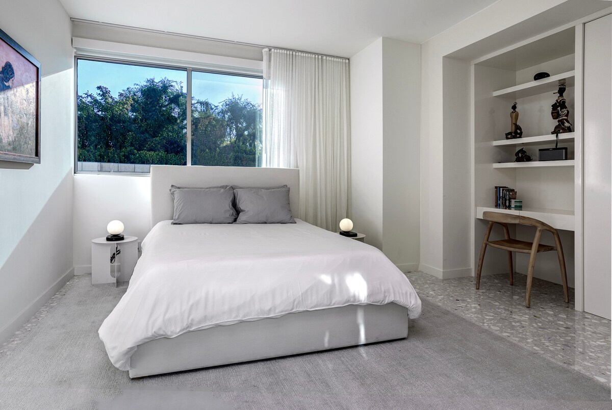 客房配有郁郁葱葱的1.8米宽双人床，配有羽绒被，棉质光滑，还有工作空间和55英寸Vizio智能电视。