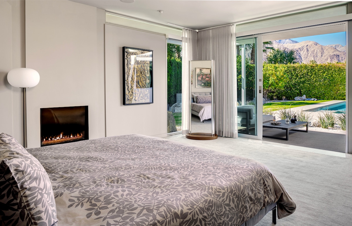 主套房配备按键电火功能、双加大双人床，滑动玻璃门配有深色百叶窗和隐私空间。