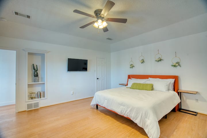 Dormitorio principal: cama tamaño king con TV Roku de 43pulgadas