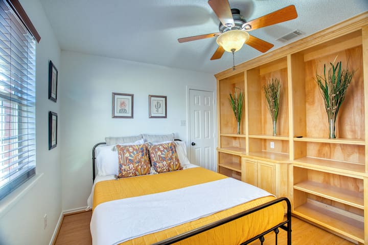 Dormitorio 4: cama tamaño queen con TV Roku de 43pulgadas