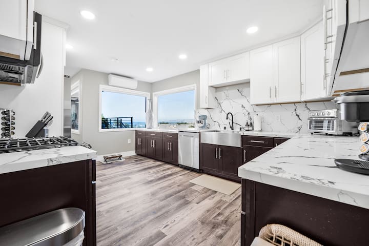 Luxury Home w/ 300° Views – 4 King Beds- Sleeps 16 gallery image 2