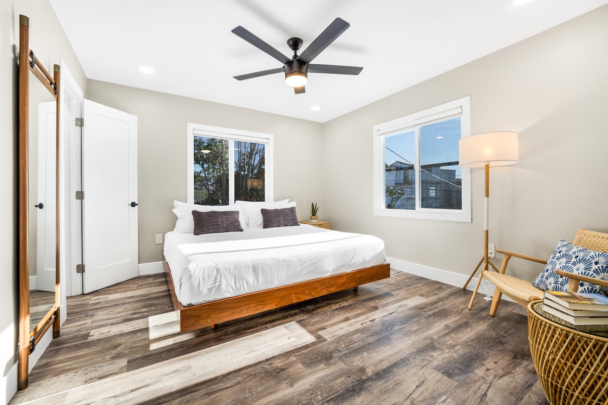 استيقظ منتعشًا: ابدأ يومك في غرفة نومك المريحة! توفر غرفة النوم هذه سريرًا بمقاس كبير!