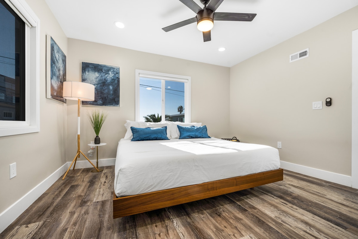 الأحلام الجميلة: استمتع بنوم هادئ في غرفة نومك! توفر غرفة النوم هذه سريرًا بمقاس كينج.