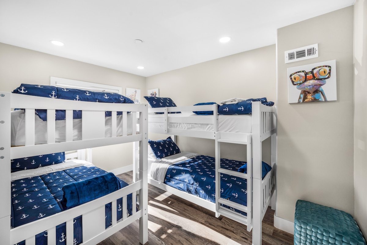 أسرّة بطابقين مثالية للضيوف الإضافيين أو الأطفال!