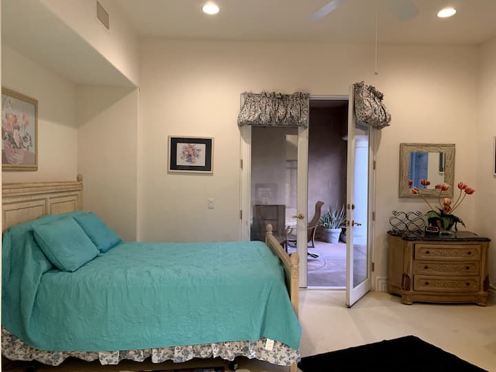 חדר שינה גדול עם מיטת קווין סייז.