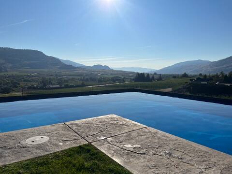 Oliver Oasis, Merlot: great pool, hot tub & views!
