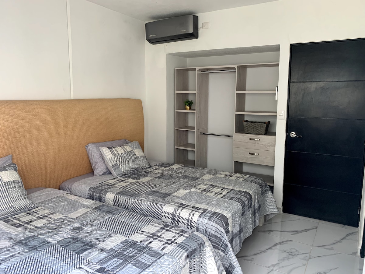 Dhomë gjumi me dy krevate dopio për 4 persona, ajër të kondicionuar, banjë private brenda dhomës, dollap, shportë për rroba dhe grepa.
