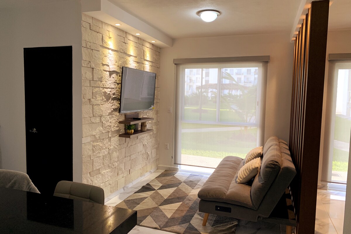 Shërbimi i dhomës së ndenjjes, televizorit, internetit dhe Netflix