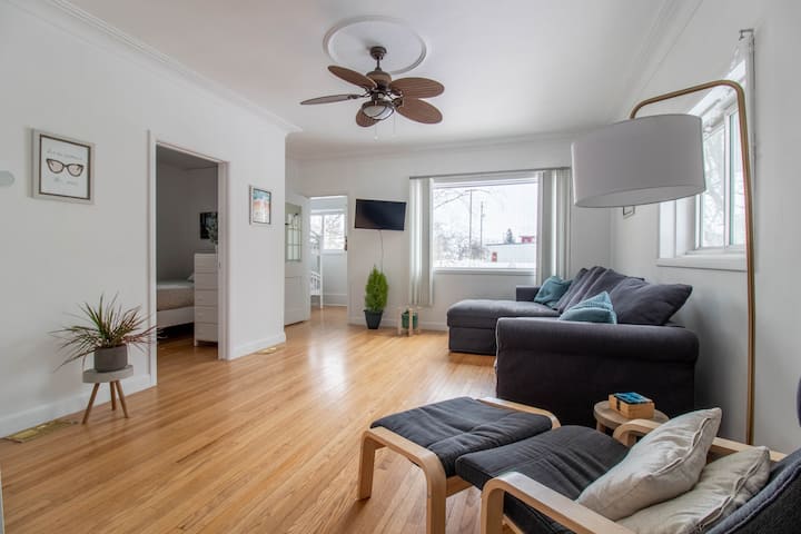 Cozy House ->Ideal Town Location - Gimli