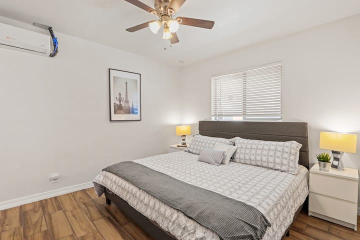 Veľká manželská posteľ.