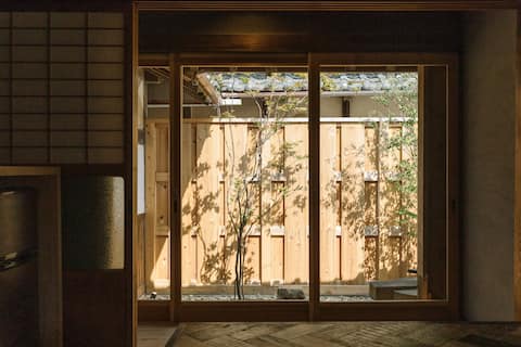和歌山熊野。2室をコネクトした「まるまる一棟貸」2つの寝室・浴室