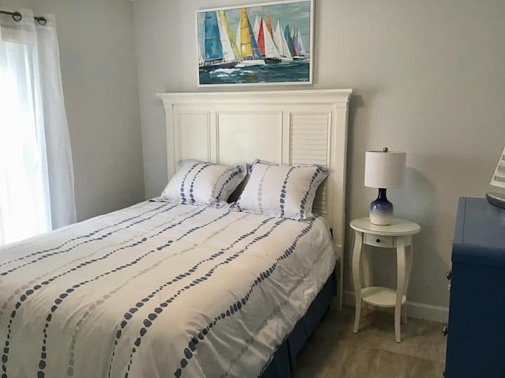 ห้องนอนที่ 2 พร้อมเตียงควีนไซส์ - ทางเข้าแยกไปยังบริเวณนี้พร้อมห้องน้ำ  