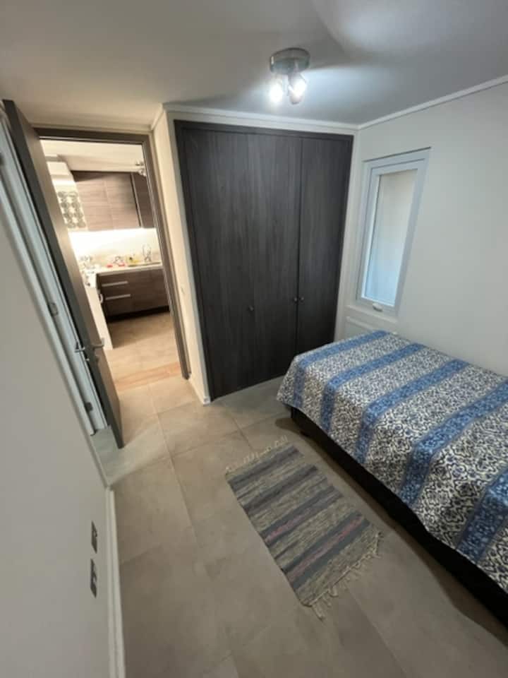 Втора спална соба, со квадратен и пол кревет и сопствена бања