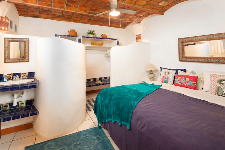 Მთავარ საძინებელში არის დიდი ზომის საწოლი ცალკე სააბაზანოთი. 