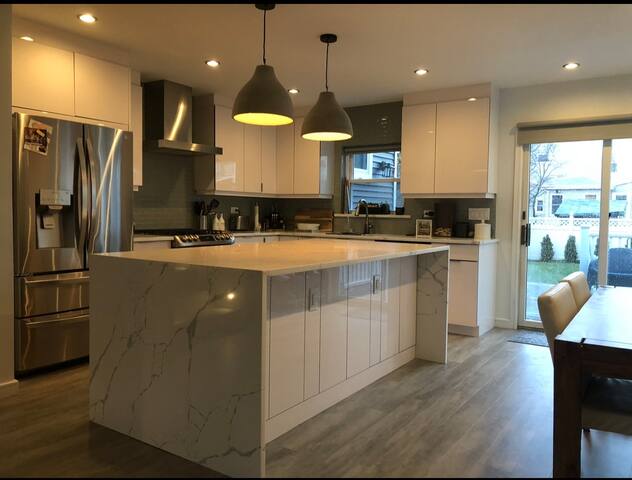 Large NYC Home! Close Proximity to Manhattan! gallery image 3