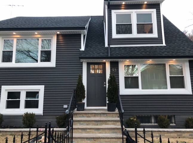 Large NYC Home! Close Proximity to Manhattan! gallery image 2