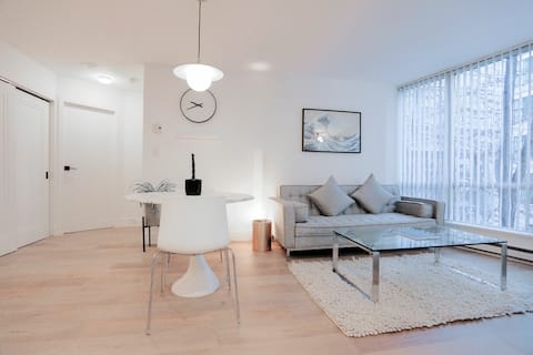 Top Airbnb: Signature Class 1 Bedroom Suite in Coal Harbour. in Downtown