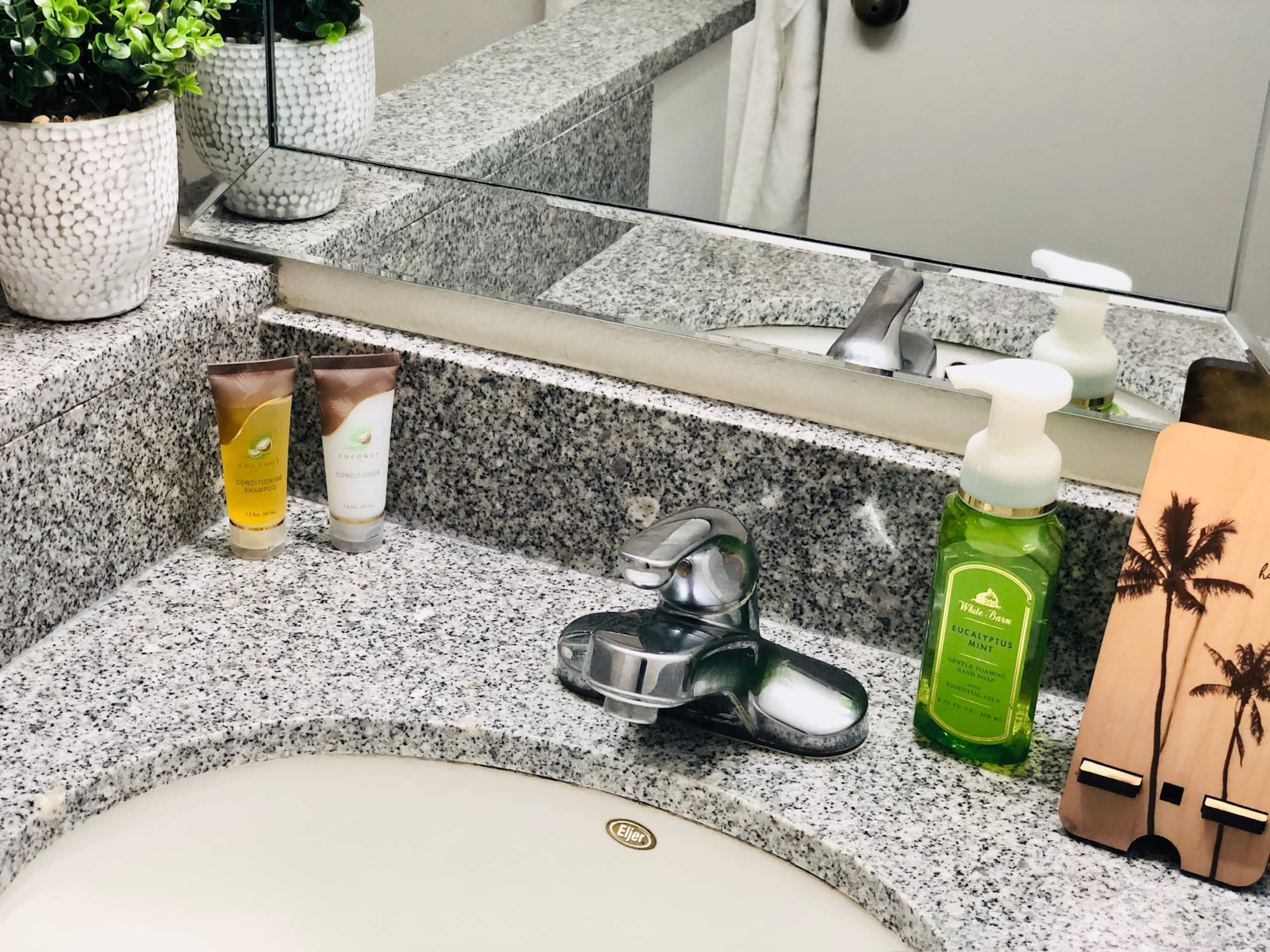 Condo in Honolulu · ★4.63 · Studio · 1 bed · 1 shared bath - Image 2