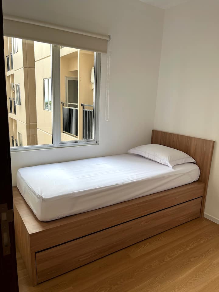 Ოთახი 2 2 ერთადგილიანი საწოლით. Გამოსაწევი / გასრიალებული საწოლი ქვედა ნაწილში.