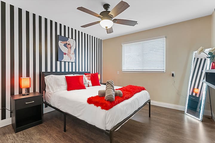 Chumba cha kulala cha chic cha mbunifu kilicho na kitanda cha ukubwa wa malkia