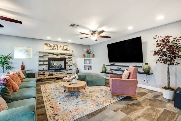 5BDRM Lux Estate- Heated Pool and Neon Arcade Room gallery image 2