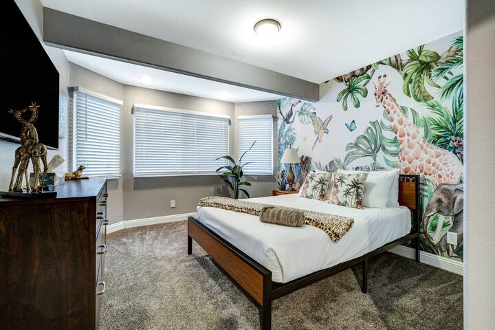 5BDRM Lux Estate- Heated Pool and Neon Arcade Room gallery image 3