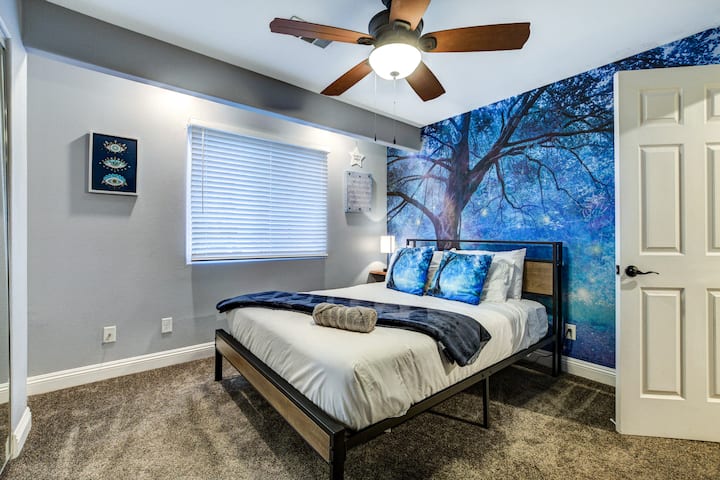 Fairytale msitu themed chumba cha kulala na kitanda malkia.