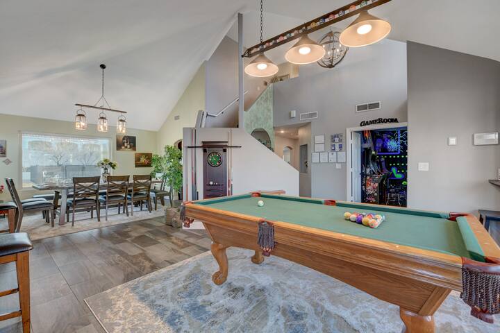 5BDRM Lux Estate- Heated Pool and Neon Arcade Room gallery image 4