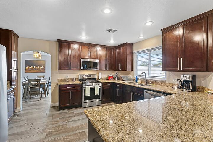 5BDRM Lux Estate- Heated Pool and Neon Arcade Room gallery image 5