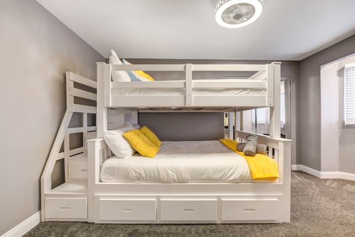 Amazing watu wazima ukubwa kamili XL ukubwa juu ya malkia ukubwa bunk kitanda na ngazi salama. Si ngazi!!