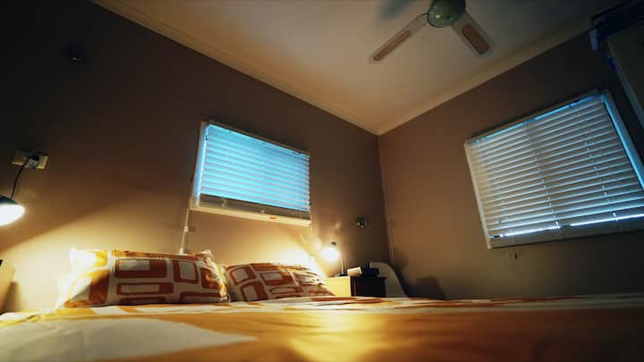 Chumba cha kulala cha kati na kitanda cha Malkia - chumba cha "Sanaa ya Shaba"