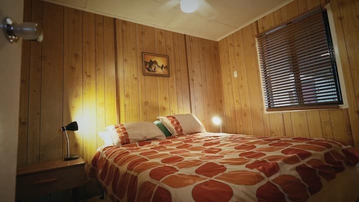 Chumba cha kulala cha mbele na kitanda cha malkia - chumba cha "Junk cha Kichina"