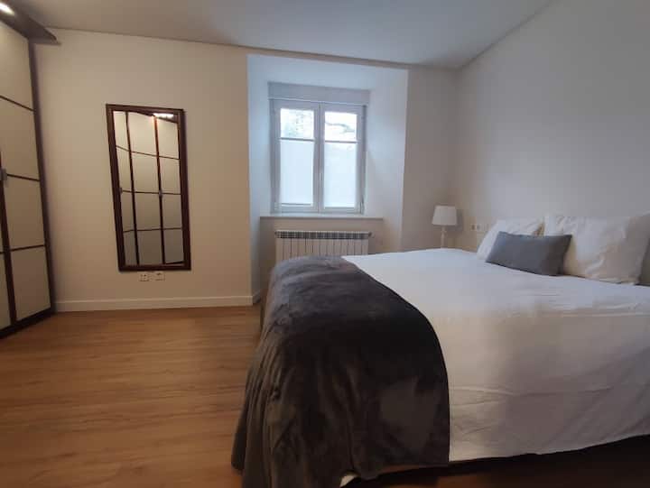 Dormitorio 1 con cama de matrimonio.

Completamente amueblado.