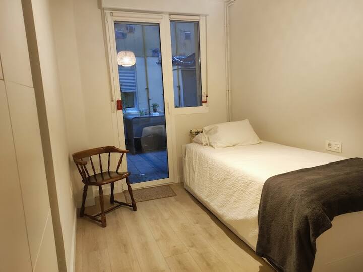 Habitación 1 ó 2 camas.

Al sacar la 2ª cama tenemos dos camas con sus respectivos somieres y colchones, pero ambas camas quedan una junto a la otra, no hay espacio entre ambas.

Amueblado.

Salida a patio (limitada a estancias de larga duración).