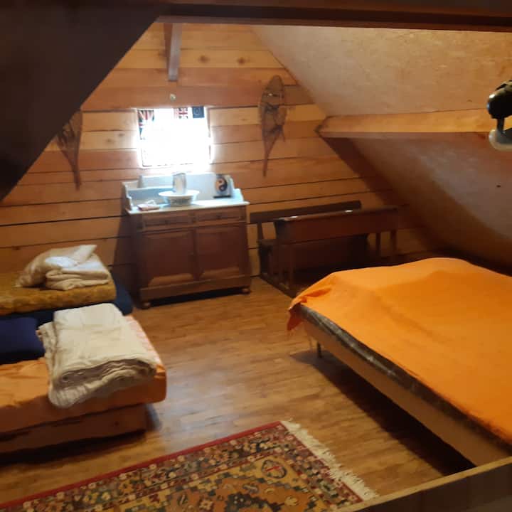 PRIMERA habitación con 2 camas de 90.( somier hecho con palets)
Y una cama de 140
Se proporcionan orejas y edredón, así como mantas si es necesario.
Un pequeño mueble de almacenamiento