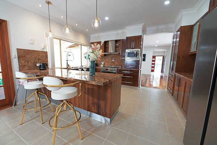 Hallam 5BRM Rental Entire House Free Wi-Fi Parking gallery image 2